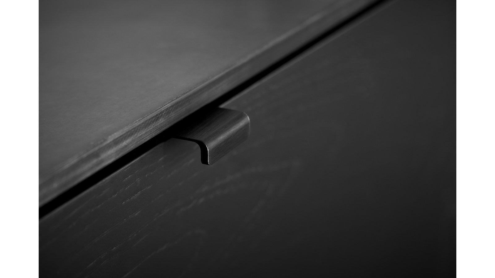 Griffleiste ARTISAN Aluminium - Gebürstet matt schwarz - 40 mm lang  vor weißem Hintergrund