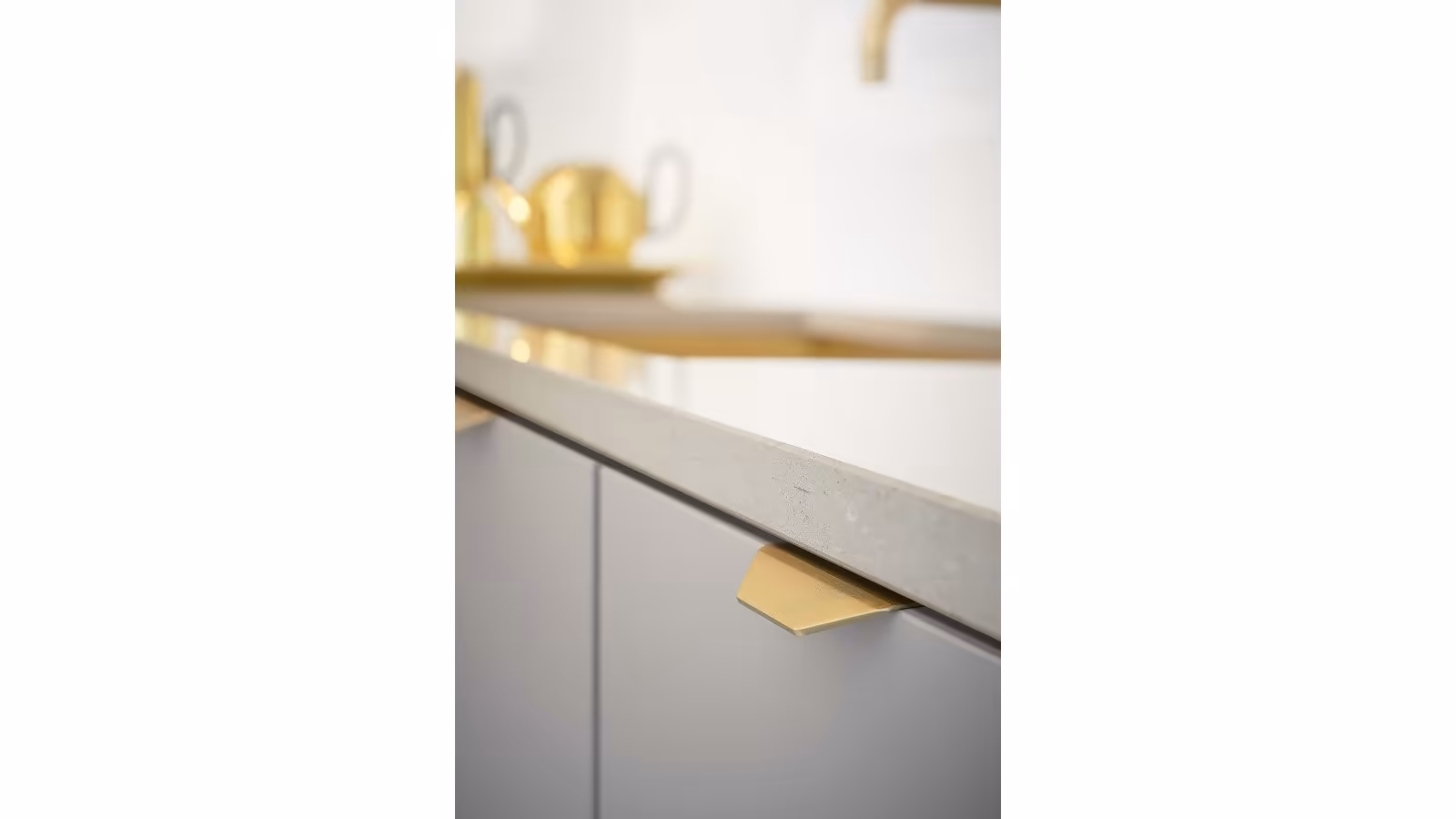 Griffleiste BLAZE-2 Aluminium - Messing gebürstet - 60 mm lang  vor weißem Hintergrund