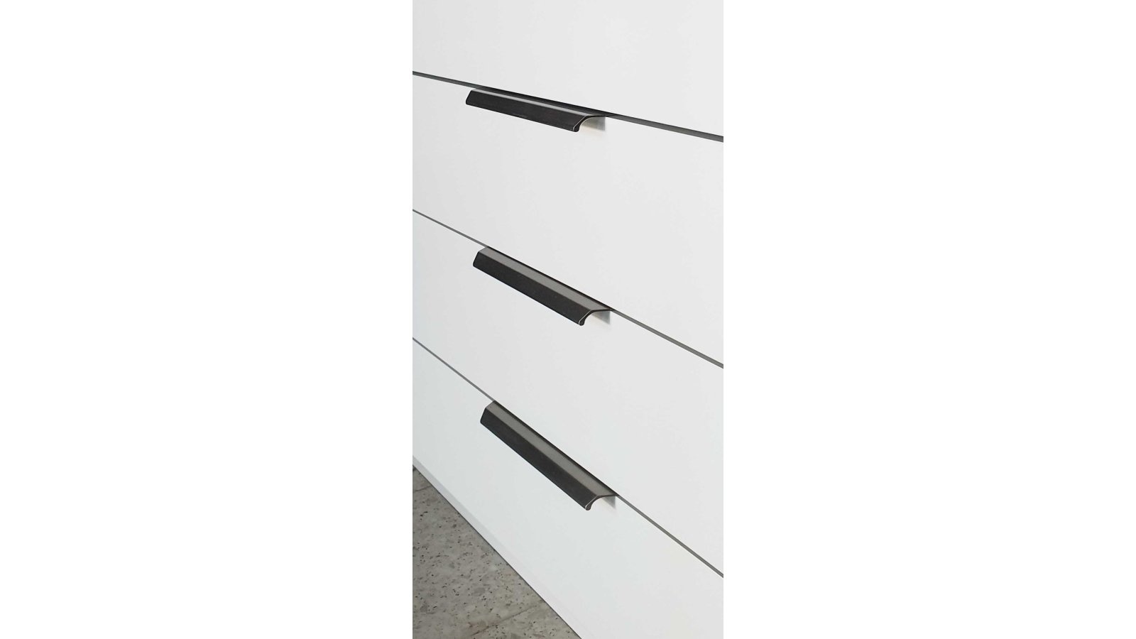 Griffleiste Bad-Wurzach Druckguss schwarz matt pulverbeschichtet - 200 mm lang  vor weißem Hintergrund