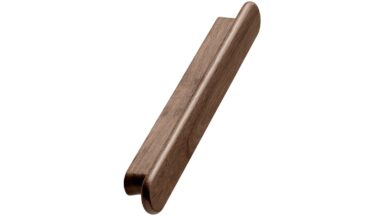 Griffleiste CLASSIS Holz Nussbaum - Lackiert - 203 mm lang  vor weißem Hintergrund
