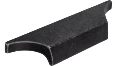 Griffleiste Colditz Druckguss eisenfarbig getrommelt matt - 122 mm lang vor weißem Hintergrund