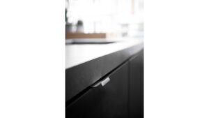 Griffleiste EDGE-Straight-Upwards Aluminium - Edelstahloptik - 40 mm lang  vor weißem Hintergrund