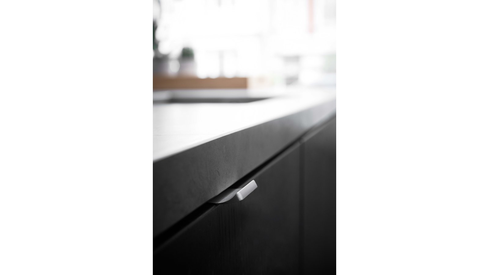 Griffleiste EDGE-Straight-Upwards Aluminium - Edelstahloptik - 40 mm lang  vor weißem Hintergrund