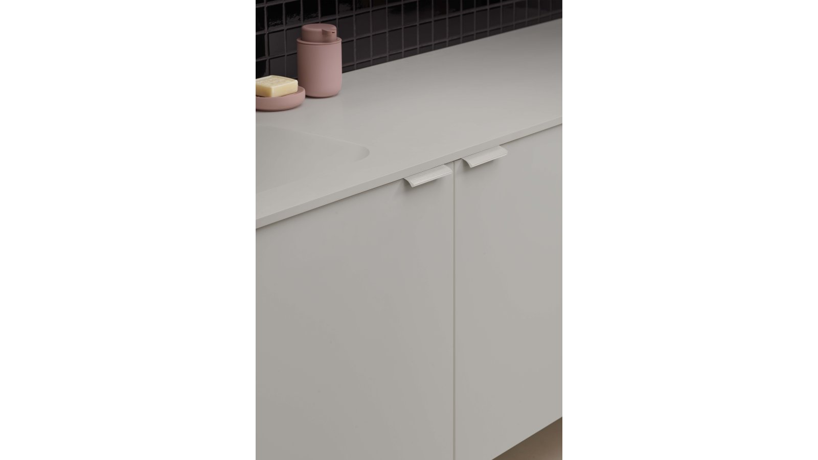 Griffleiste EDGE-Straight Aluminium - Beige - 100 mm lang  vor weißem Hintergrund