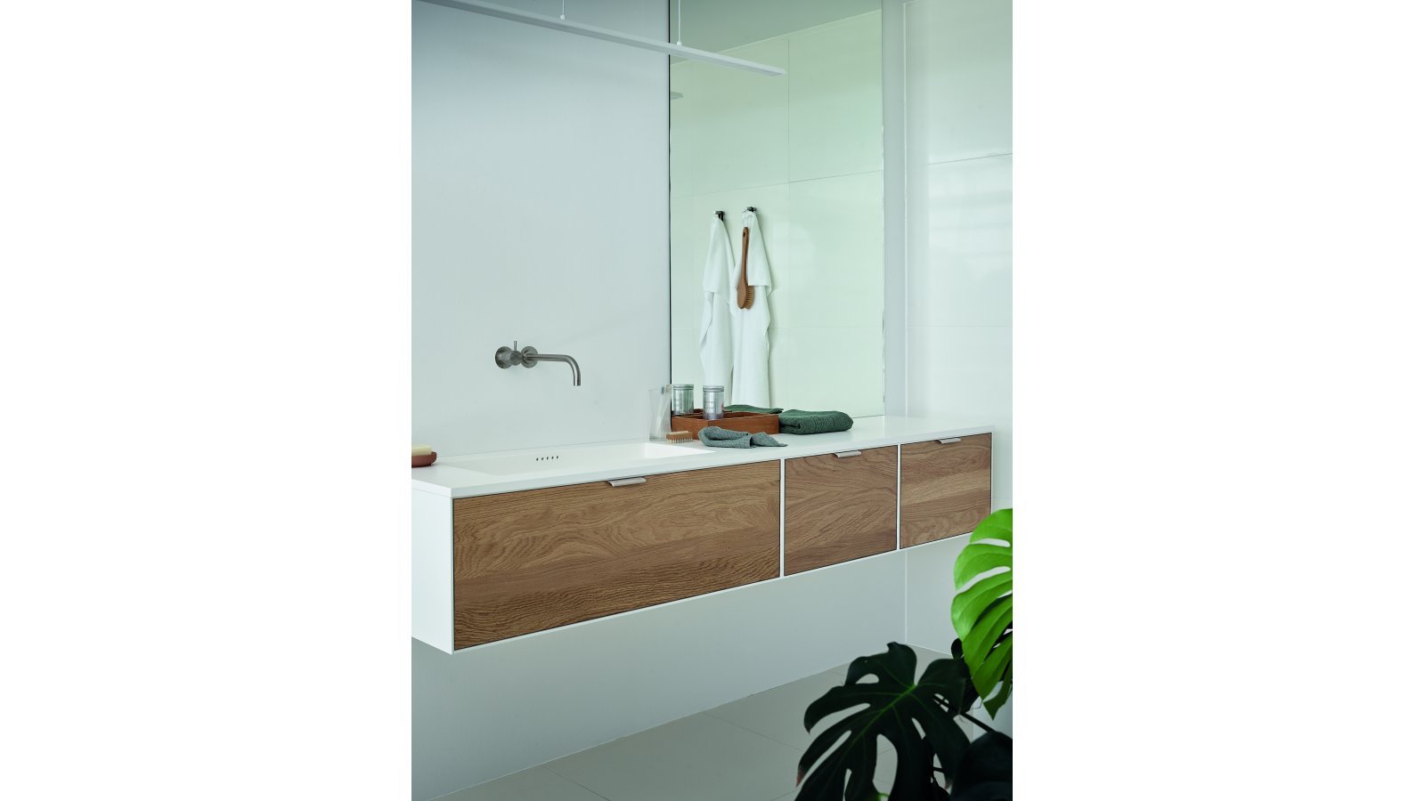 Griffleiste EDGE-Straight Aluminium - Beige - 100 mm lang  vor weißem Hintergrund