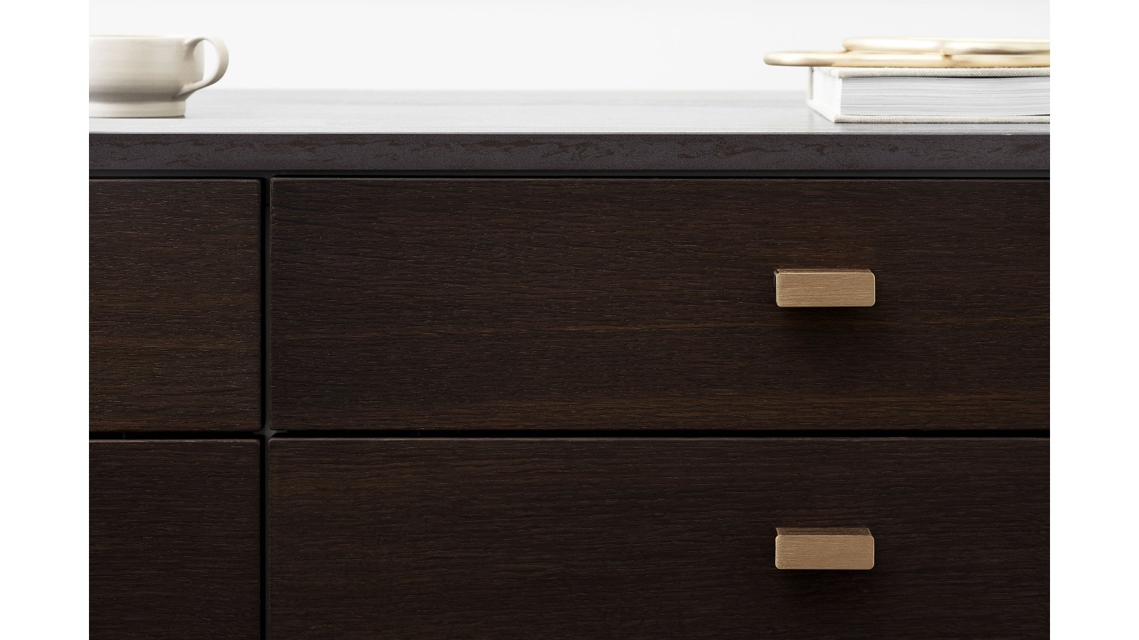 Griffleiste-ELAN-alufarbig-messing-Aluminium-Messing-laenge-50-FP-000496-anwendung-3 Griffleiste ELAN Aluminium - Messing gebürstet - 50 mm lang vor weißem Hintergrund