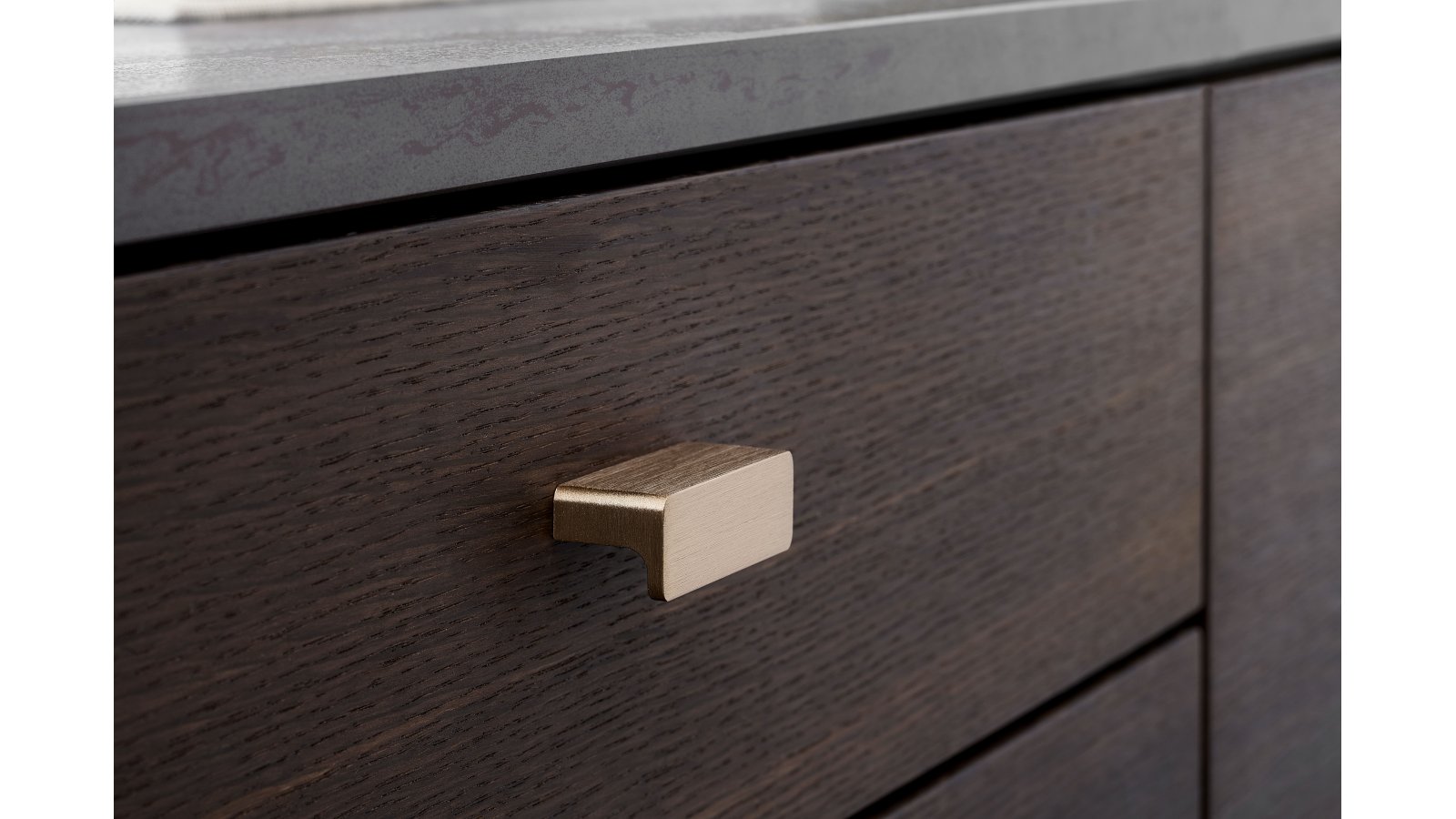 Griffleiste-ELAN-alufarbig-messing-Aluminium-Messing-laenge-50-FP-000496-anwendung-4 Griffleiste ELAN Aluminium - Messing gebürstet - 50 mm lang vor weißem Hintergrund