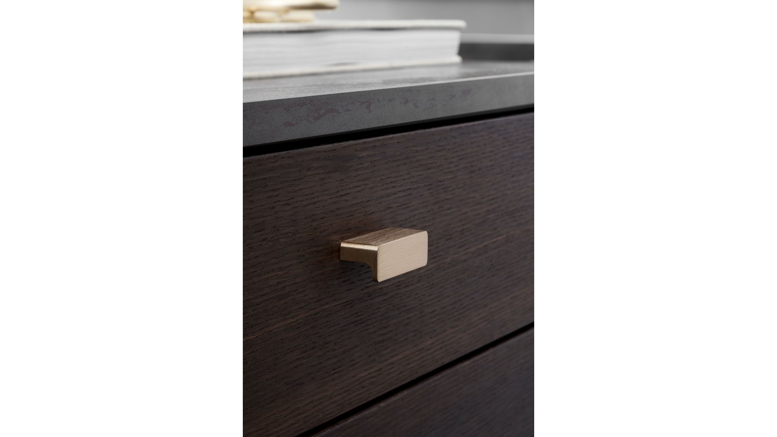 Griffleiste-ELAN-alufarbig-messing-Aluminium-Messing-laenge-50-FP-000496-anwendung-5 Griffleiste ELAN Aluminium - Messing gebürstet - 50 mm lang vor weißem Hintergrund