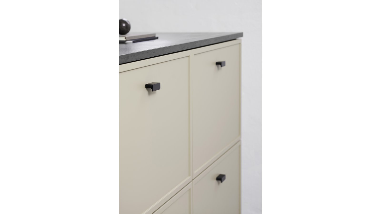 Griffleiste-ELAN-schwarz-alufarbig-Aluminium-laenge-50-FP-000498-anwendung-2 Griffleiste ELAN Aluminium - Gebürstet matt schwarz - 50 mm lang vor weißem Hintergrund