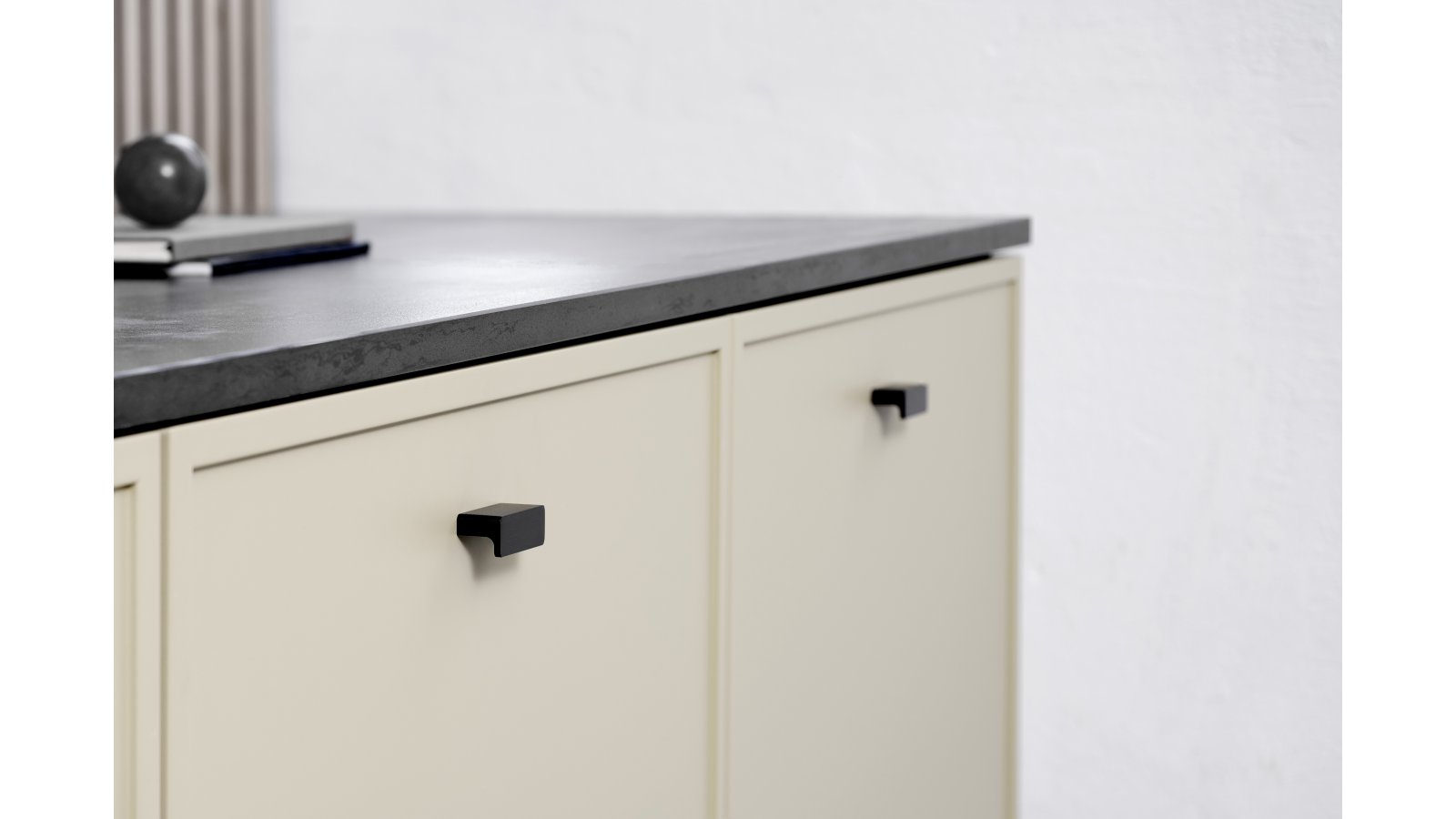 Griffleiste-ELAN-schwarz-alufarbig-Aluminium-laenge-50-FP-000498-anwendung-3 Griffleiste ELAN Aluminium - Gebürstet matt schwarz - 50 mm lang vor weißem Hintergrund