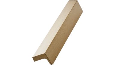 Griffleiste ENVELOPE Aluminium - Messing gebürstet - 200 mm lang  vor weißem Hintergrund