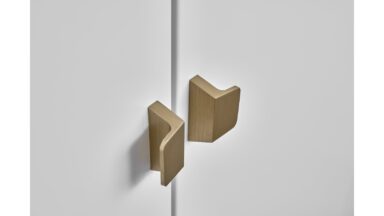 Griffleiste ENVELOPE Aluminium - Messing gebürstet - 50 mm lang  vor weißem Hintergrund