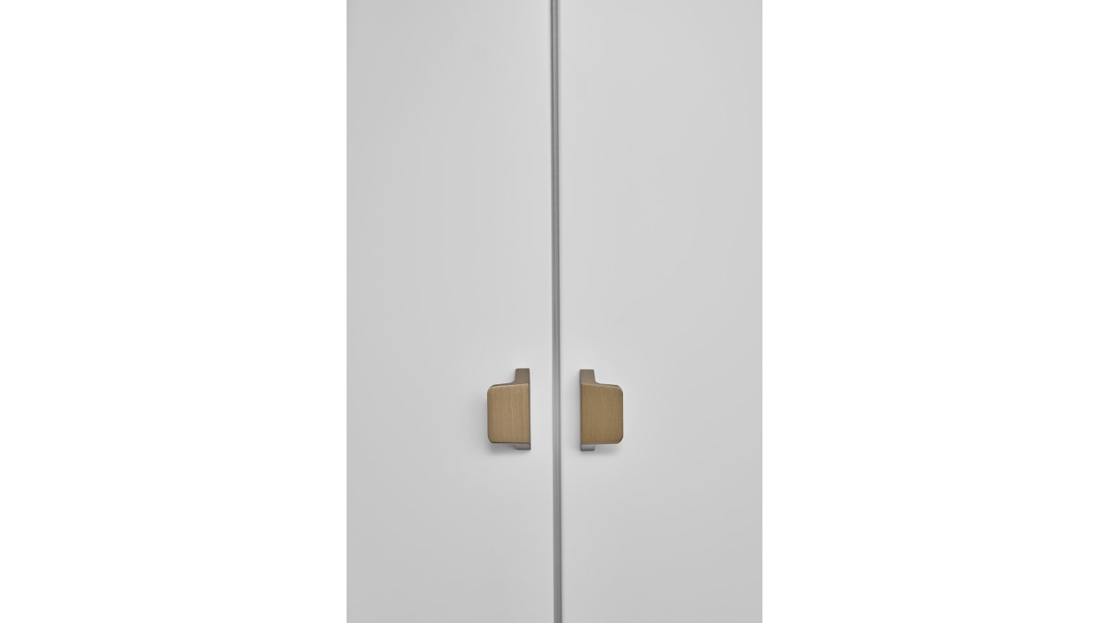 Griffleiste-ENVELOPE-alufarbig-messing-Aluminium-Messing-laenge-50-FP-000487-anwendung-3 Griffleiste ENVELOPE Aluminium - Messing gebürstet - 50 mm lang vor weißem Hintergrund