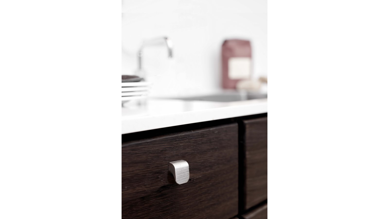 Griffleiste-FALL-alufarbig-edelstahlfarbig-Edelstahl-Stahl-Aluminium-laenge-28-FP-000389-anwendung-2 Griffleiste FALL Aluminium - Edelstahloptik - 28 mm lang vor weißem Hintergrund