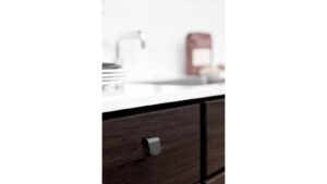 Griffleiste FALL Aluminium - Bronze antik - 28 mm lang  vor weißem Hintergrund