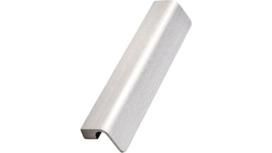 Griffleiste FRINGE Aluminium - Edelstahloptik - 170 mm lang vor weißem Hintergrund