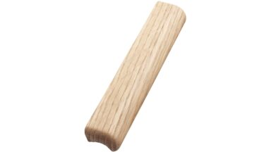 Griffleiste GLOVE Holz - Eiche lackiert - 180 mm lang  vor weißem Hintergrund