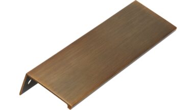 Griffleiste Gudensberg Aluminium messing schwarz gebürstet - 145 mm lang vor weißem Hintergrund