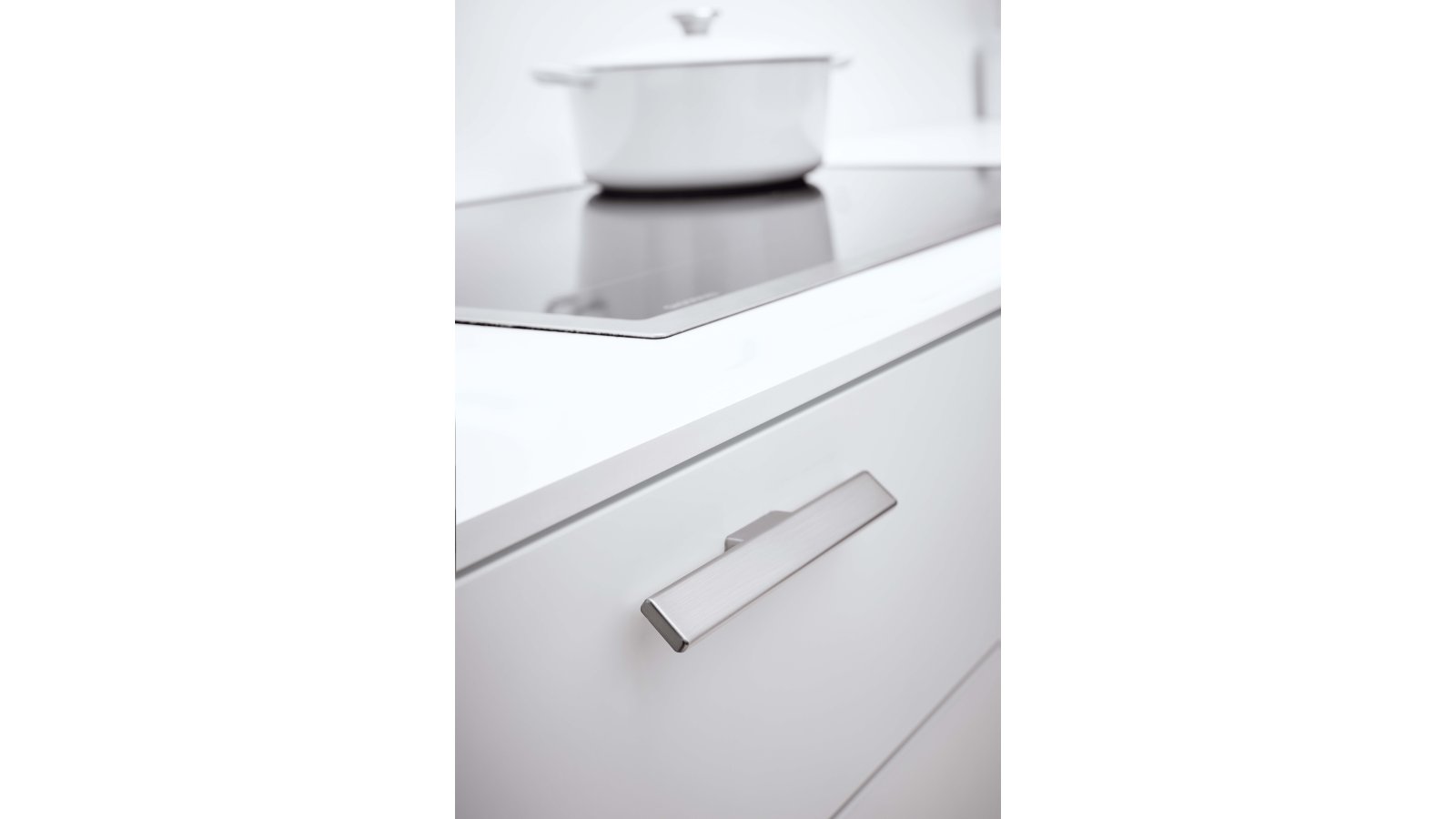 Griffleiste HAMMER Zink - Edelstahloptik - 160 mm lang  vor weißem Hintergrund