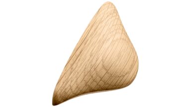 Griffleiste MANTA-MINI Holz Eiche - Lackiert - 80 mm lang vor weißem Hintergrund