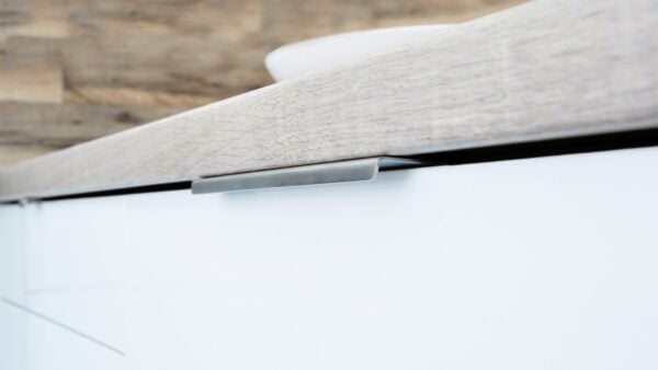 Griffleiste Nalbach Edelstahl fein geschliffen - 192 mm lang  vor weißem Hintergrund