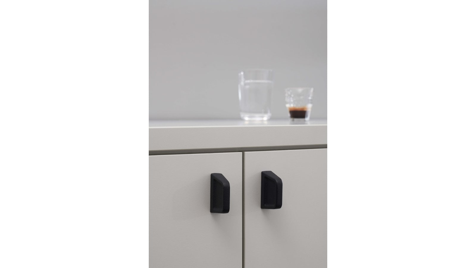 Griffleiste PAGODA Gusseisen - Schwarz - 44 mm lang  vor weißem Hintergrund