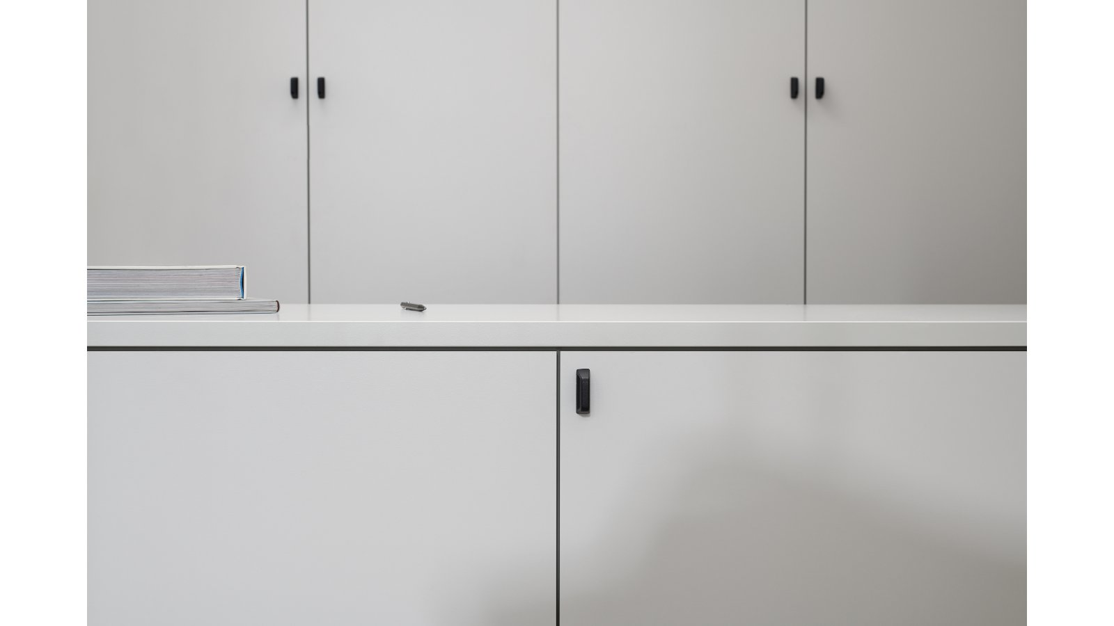 Griffleiste PAGODA Gusseisen - Schwarz - 44 mm lang  vor weißem Hintergrund