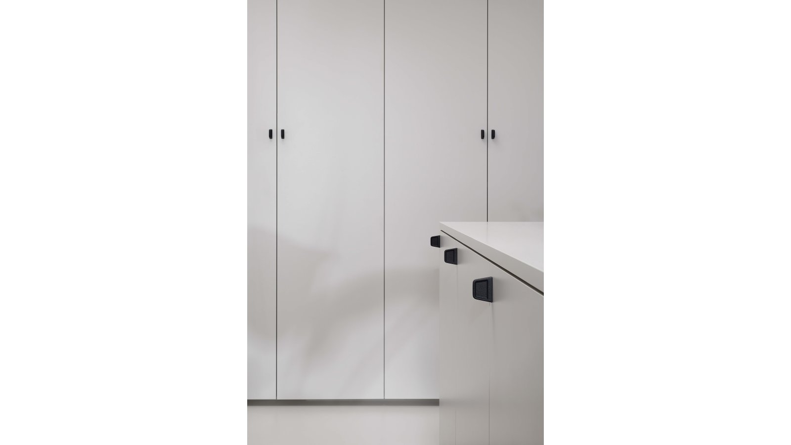 Griffleiste PAGODA Gusseisen - Schwarz - 44 mm lang  vor weißem Hintergrund