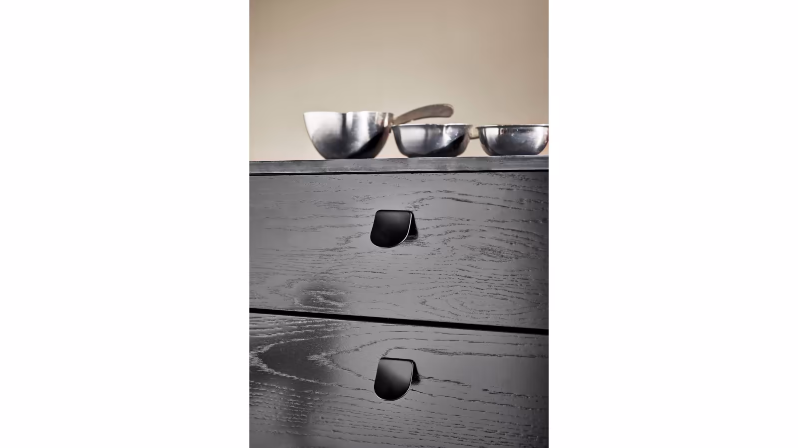 Griffleiste SLOPE Zink - Schwarz matt - 35 mm lang  vor weißem Hintergrund