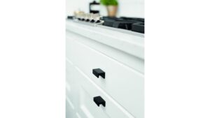 Griffleiste STATION Aluminium - Gebürstet matt schwarz - 44 mm lang  vor weißem Hintergrund