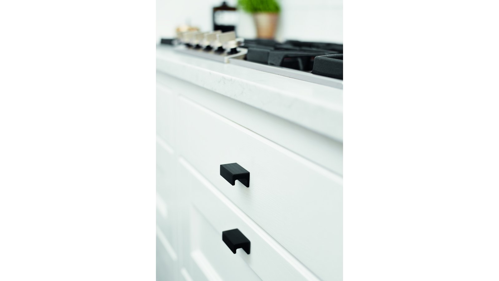 Griffleiste STATION Aluminium - Gebürstet matt schwarz - 44 mm lang  vor weißem Hintergrund