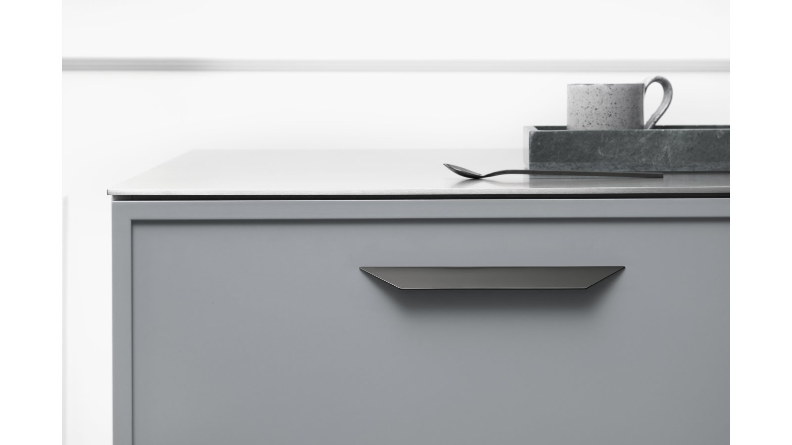 Griffleiste STREAMLINE Aluminium - Schwarz - 225 mm lang  vor weißem Hintergrund