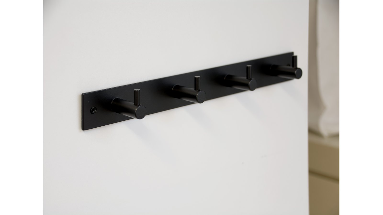 Hakenleiste-Sande-schwarz-Stahl-laenge-322-841280-anwendung Hakenleiste Sande Stahl schwarz matt pulverbeschichtet - 322 mm lang vor weißem Hintergrund