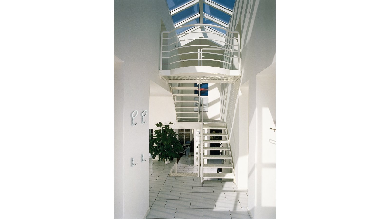 Haken Lübbecke Druckguss chrom glänzend - 147 mm lang  vor weißem Hintergrund