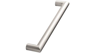 Griff ANGLE Edelstahl - Seidengeschliffen - 397 mm lang vor weißem Hintergrund