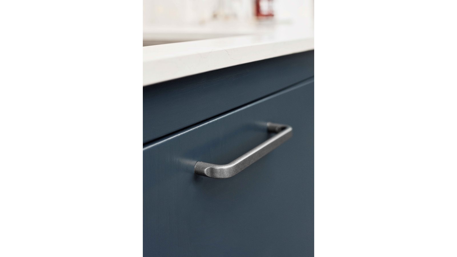 Griff BASE Zink - Grau antik - 172 mm lang  vor weißem Hintergrund