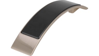 Griff Bad-Bentheim Druckguss - Kunststoff vernickelt feingeschliffen glaseffekt schwarz - 137 mm lang vor weißem Hintergrund