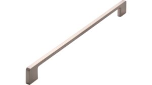 Griff Bad-Reichenhall Druckguss vernickelt feingeschliffen - 332 mm lang vor weißem Hintergrund