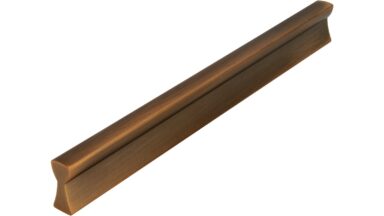 Griff Bad-Segeberg Druckguss messing schwarz gebürstet - 180 mm lang vor weißem Hintergrund