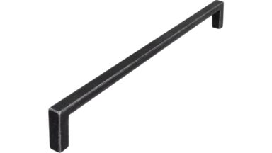 Griff Bruckmühl Druckguss eisenfarbig getrommelt matt - 232 mm lang vor weißem Hintergrund