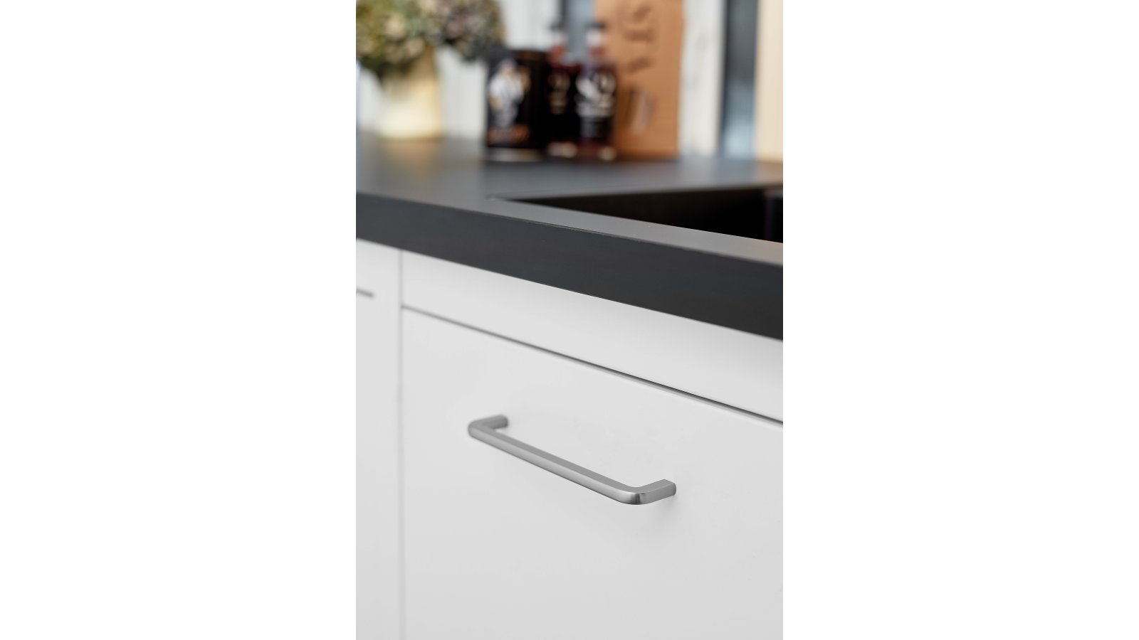 Moebelgriff-COMPACT-edelstahlfarbig-Edelstahl-Stahl-Zinkdruckguss-laenge-172-FP-000763-anwendung-2 Griff COMPACT Zink - Edelstahloptik - 172 mm lang vor weißem Hintergrund