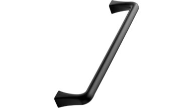 Griff CONCAVE Zink - Schwarz matt - 173 mm lang vor weißem Hintergrund