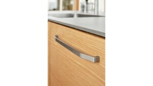 Griff COOL Zink - Edelstahloptik - 328 mm lang  vor weißem Hintergrund