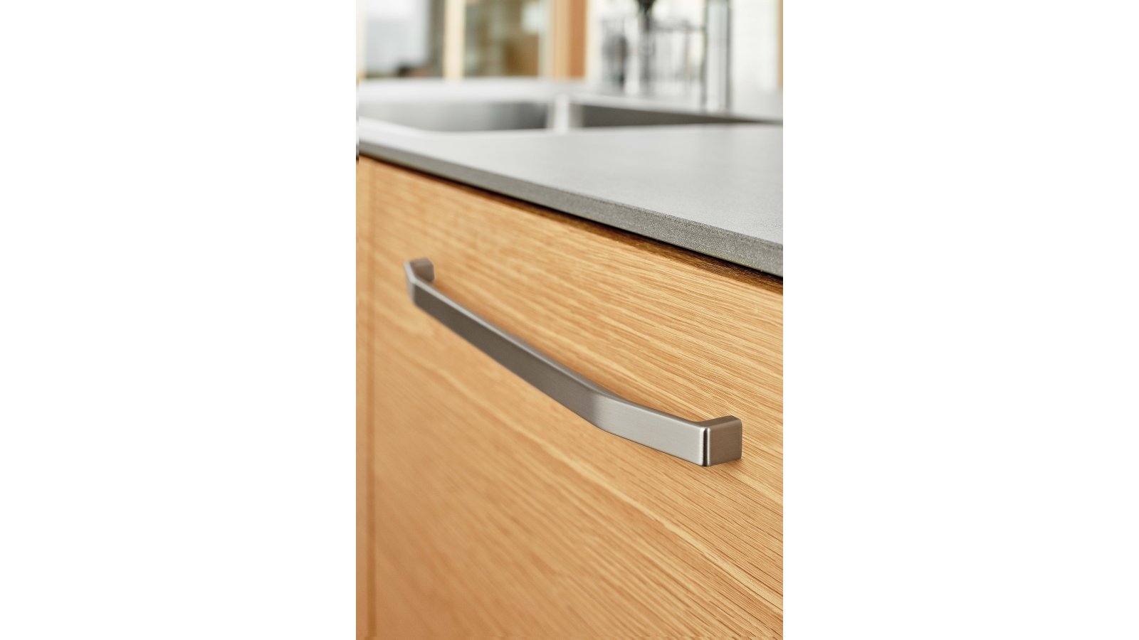 Griff COOL Zink - Edelstahloptik - 328 mm lang  vor weißem Hintergrund