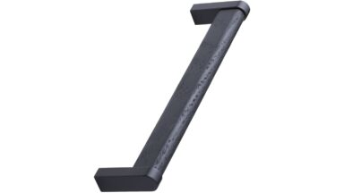 Griff CROSSING Zink - Schwarze Esche/Schwarz matt - 328 mm lang vor weißem Hintergrund
