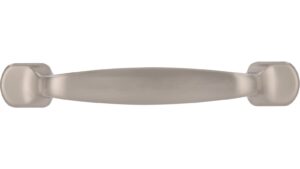 Griff Coesfeld Druckguss vernickelt feingeschliffen - 133 mm lang  vor weißem Hintergrund