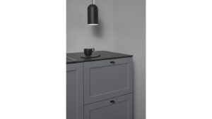 Moebelgriff-D-LITE2-schwarz-Zinkdruckguss-laenge-45-FP-000903-anwendung-2 Griff D-LITE2 Zink - Schwarz matt - 45 mm lang vor weißem Hintergrund