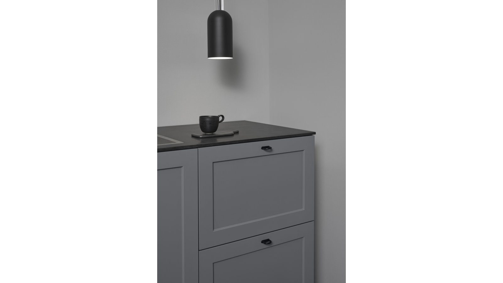 Moebelgriff-D-LITE2-schwarz-Zinkdruckguss-laenge-45-FP-000903-anwendung-2 Griff D-LITE2 Zink - Schwarz matt - 45 mm lang vor weißem Hintergrund