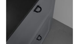 Moebelgriff-D-LITE2-schwarz-Zinkdruckguss-laenge-45-FP-000903-anwendung-3 Griff D-LITE2 Zink - Schwarz matt - 45 mm lang vor weißem Hintergrund