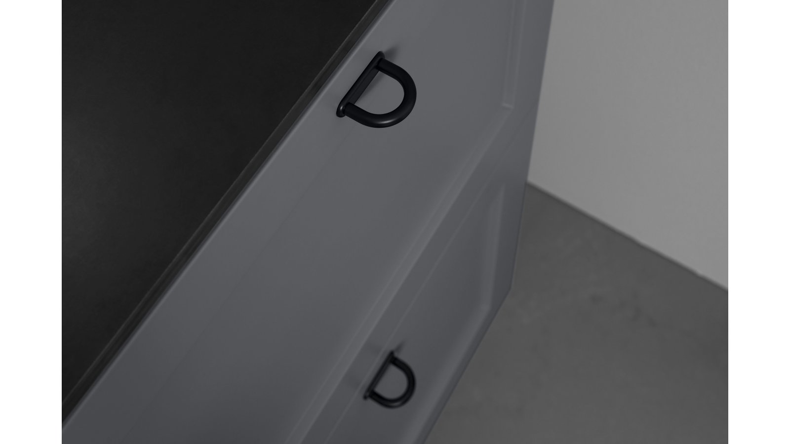 Moebelgriff-D-LITE2-schwarz-Zinkdruckguss-laenge-45-FP-000903-anwendung-3 Griff D-LITE2 Zink - Schwarz matt - 45 mm lang vor weißem Hintergrund